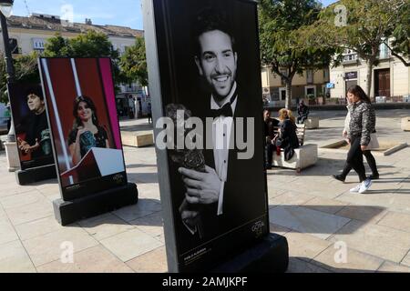 13. Januar 2020: 13. Januar 2020 (Málaga) Malaga kleidet sich an, um die Goya Awards zu erhalten die Plaza de la Merced begrüßt Fotos der aufregendsten Momente, die in früheren Ausgaben gelebt wurden. Die Stadtausstellung mit dem Titel "Die Emotionen des Goya" kann bis zum 30. Januar besichtigt werden. Es gibt 38 großformatige Schnappschüsse, in denen einige der Protagonisten dieser Auszeichnungen in den letzten Jahren verewigt wurden.Die große Nacht des spanischen Kinos findet am 25. Januar in Málaga statt. Dann wird es wieder einzigartige Momente geben, die in der Geschichte dieser Auszeichnungen für immer eingraviert bleiben werden. Stockfoto