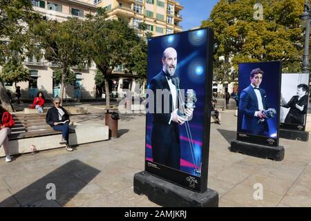 13. Januar 2020: 13. Januar 2020 (Málaga) Malaga kleidet sich an, um die Goya Awards zu erhalten die Plaza de la Merced begrüßt Fotos der aufregendsten Momente, die in früheren Ausgaben gelebt wurden. Die Stadtausstellung mit dem Titel "Die Emotionen des Goya" kann bis zum 30. Januar besichtigt werden. Es gibt 38 großformatige Schnappschüsse, in denen einige der Protagonisten dieser Auszeichnungen in den letzten Jahren verewigt wurden.Die große Nacht des spanischen Kinos findet am 25. Januar in Málaga statt. Dann wird es wieder einzigartige Momente geben, die in der Geschichte dieser Auszeichnungen für immer eingraviert bleiben werden. Stockfoto