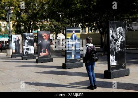 13. Januar 2020: 13. Januar 2020 (Málaga) Malaga kleidet sich an, um die Goya Awards zu erhalten die Plaza de la Merced begrüßt Fotos der aufregendsten Momente, die in früheren Ausgaben gelebt wurden. Die Stadtausstellung mit dem Titel "Die Emotionen des Goya" kann bis zum 30. Januar besichtigt werden. Es gibt 38 großformatige Schnappschüsse, in denen einige der Protagonisten dieser Auszeichnungen in den letzten Jahren verewigt wurden.Die große Nacht des spanischen Kinos findet am 25. Januar in Málaga statt. Dann wird es wieder einzigartige Momente geben, die in der Geschichte dieser Auszeichnungen für immer eingraviert bleiben werden. Stockfoto