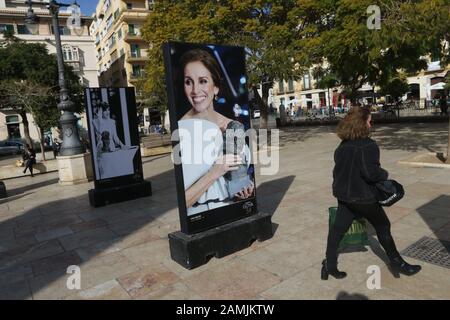 13. Januar 2020: 13. Januar 2020 (Málaga) Malaga kleidet sich an, um die Goya Awards zu erhalten die Plaza de la Merced begrüßt Fotos der aufregendsten Momente, die in früheren Ausgaben gelebt wurden. Die Stadtausstellung mit dem Titel "Die Emotionen des Goya" kann bis zum 30. Januar besichtigt werden. Es gibt 38 großformatige Schnappschüsse, in denen einige der Protagonisten dieser Auszeichnungen in den letzten Jahren verewigt wurden.Die große Nacht des spanischen Kinos findet am 25. Januar in Málaga statt. Dann wird es wieder einzigartige Momente geben, die in der Geschichte dieser Auszeichnungen für immer eingraviert bleiben werden. Stockfoto