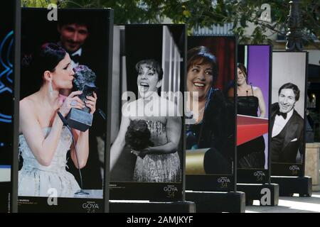 13. Januar 2020: 13. Januar 2020 (Málaga) Malaga kleidet sich an, um die Goya Awards zu erhalten die Plaza de la Merced begrüßt Fotos der aufregendsten Momente, die in früheren Ausgaben gelebt wurden. Die Stadtausstellung mit dem Titel "Die Emotionen des Goya" kann bis zum 30. Januar besichtigt werden. Es gibt 38 großformatige Schnappschüsse, in denen einige der Protagonisten dieser Auszeichnungen in den letzten Jahren verewigt wurden.Die große Nacht des spanischen Kinos findet am 25. Januar in Málaga statt. Dann wird es wieder einzigartige Momente geben, die in der Geschichte dieser Auszeichnungen für immer eingraviert bleiben werden. Stockfoto