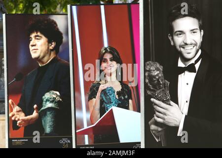 13. Januar 2020: 13. Januar 2020 (Málaga) Malaga kleidet sich an, um die Goya Awards zu erhalten die Plaza de la Merced begrüßt Fotos der aufregendsten Momente, die in früheren Ausgaben gelebt wurden. Die Stadtausstellung mit dem Titel "Die Emotionen des Goya" kann bis zum 30. Januar besichtigt werden. Es gibt 38 großformatige Schnappschüsse, in denen einige der Protagonisten dieser Auszeichnungen in den letzten Jahren verewigt wurden.Die große Nacht des spanischen Kinos findet am 25. Januar in Málaga statt. Dann wird es wieder einzigartige Momente geben, die in der Geschichte dieser Auszeichnungen für immer eingraviert bleiben werden. Stockfoto