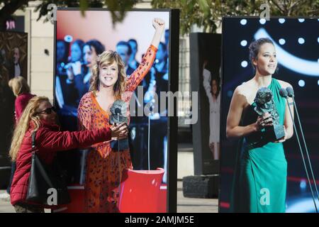 13. Januar 2020: 13. Januar 2020 (Málaga) Malaga kleidet sich an, um die Goya Awards zu erhalten die Plaza de la Merced begrüßt Fotos der aufregendsten Momente, die in früheren Ausgaben gelebt wurden. Die Stadtausstellung mit dem Titel "Die Emotionen des Goya" kann bis zum 30. Januar besichtigt werden. Es gibt 38 großformatige Schnappschüsse, in denen einige der Protagonisten dieser Auszeichnungen in den letzten Jahren verewigt wurden.Die große Nacht des spanischen Kinos findet am 25. Januar in Málaga statt. Dann wird es wieder einzigartige Momente geben, die in der Geschichte dieser Auszeichnungen für immer eingraviert bleiben werden. Stockfoto