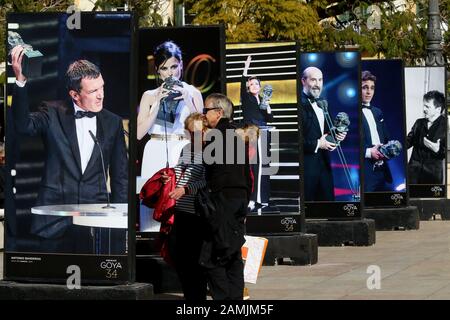 13. Januar 2020: 13. Januar 2020 (Málaga) Malaga kleidet sich an, um die Goya Awards zu erhalten die Plaza de la Merced begrüßt Fotos der aufregendsten Momente, die in früheren Ausgaben gelebt wurden. Die Stadtausstellung mit dem Titel "Die Emotionen des Goya" kann bis zum 30. Januar besichtigt werden. Es gibt 38 großformatige Schnappschüsse, in denen einige der Protagonisten dieser Auszeichnungen in den letzten Jahren verewigt wurden.Die große Nacht des spanischen Kinos findet am 25. Januar in Málaga statt. Dann wird es wieder einzigartige Momente geben, die in der Geschichte dieser Auszeichnungen für immer eingraviert bleiben werden. Stockfoto