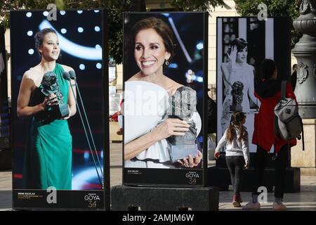 13. Januar 2020: 13. Januar 2020 (Málaga) Malaga kleidet sich an, um die Goya Awards zu erhalten die Plaza de la Merced begrüßt Fotos der aufregendsten Momente, die in früheren Ausgaben gelebt wurden. Die Stadtausstellung mit dem Titel "Die Emotionen des Goya" kann bis zum 30. Januar besichtigt werden. Es gibt 38 großformatige Schnappschüsse, in denen einige der Protagonisten dieser Auszeichnungen in den letzten Jahren verewigt wurden.Die große Nacht des spanischen Kinos findet am 25. Januar in Málaga statt. Dann wird es wieder einzigartige Momente geben, die in der Geschichte dieser Auszeichnungen für immer eingraviert bleiben werden. Stockfoto