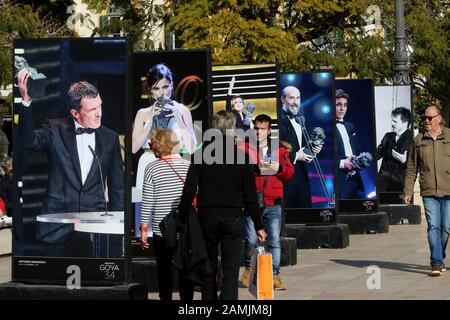 13. Januar 2020: 13. Januar 2020 (Málaga) Malaga kleidet sich an, um die Goya Awards zu erhalten die Plaza de la Merced begrüßt Fotos der aufregendsten Momente, die in früheren Ausgaben gelebt wurden. Die Stadtausstellung mit dem Titel "Die Emotionen des Goya" kann bis zum 30. Januar besichtigt werden. Es gibt 38 großformatige Schnappschüsse, in denen einige der Protagonisten dieser Auszeichnungen in den letzten Jahren verewigt wurden.Die große Nacht des spanischen Kinos findet am 25. Januar in Málaga statt. Dann wird es wieder einzigartige Momente geben, die in der Geschichte dieser Auszeichnungen für immer eingraviert bleiben werden. Stockfoto