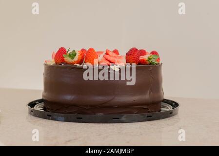Köstlicher Schokoladenkuchen mit vielen Erdbeeren in Scheiben. Party-Konzept. Selektiver Fokus. Stockfoto