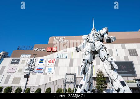 Tokio, Japan - 3. Januar 2020: RX-0 Unicorn Gundam vor dem Diver City Tokyo Plaza in Odaiba, Tokio. Stockfoto