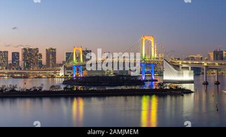 Skyline der Stadt Tokio bei Nacht mit Blick auf die Regenbogenbrücke in Japan. Stockfoto