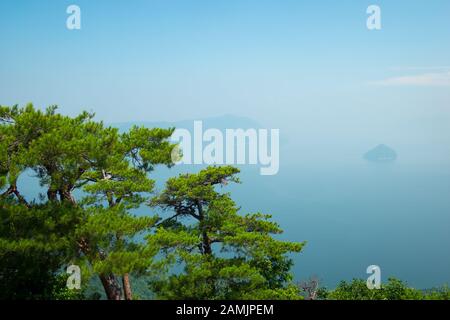 Ein Blick auf das Seto-Binnenmeer an einem trüben Sommertag vom Shishiiwa Observatorium auf dem Mount Mien, Miyajima Island (Itsukushima), Japan. Stockfoto