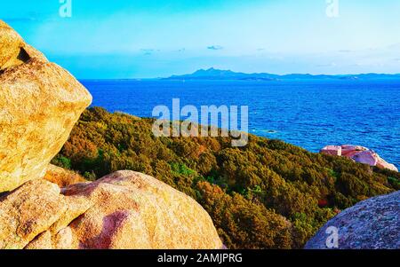 Rocky Capo Ferro an der Costa Smeralda Sardinien Reflex Stockfoto