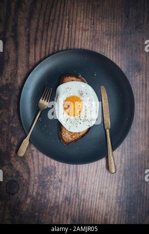 Gebratenes Ei auf Toast. Mit einem Sauerteig Brot Stockfoto