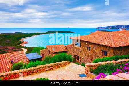 Landschaft mit Häusern und Capo Coda Cavallo San Teodoro Sardinien Reflex Stockfoto