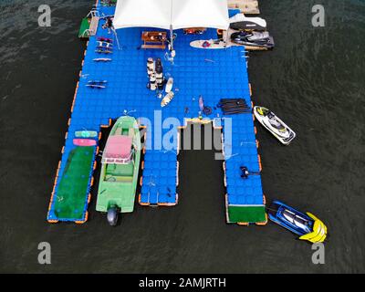 Boot und Jet-Ski auf einem kleinen Steg am Hanang-Fluss in Seoul, Südkorea, Spaß beim Wassersport. August 2019 Stockfoto