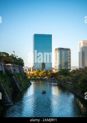 Hochhaus Wolkenkratzer das Stadtbild voll Büros apartments Osaka Japan Stockfoto