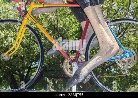 Adelaide, Australien. Januar 2020. Ein gigantisches Känguru, das mit einem Fahrrad fährt, wird auf einem offiziellen Tourwagen zur Vorbereitung der Tour Down Under Cycliste angezeigt, die am 21. Januar in und um Adelaide, South Australia, beginnt und 17 Teams der Welt der Radfahrer umfasst. Credit: Amer Ghazzal/Alamy Live News Stockfoto