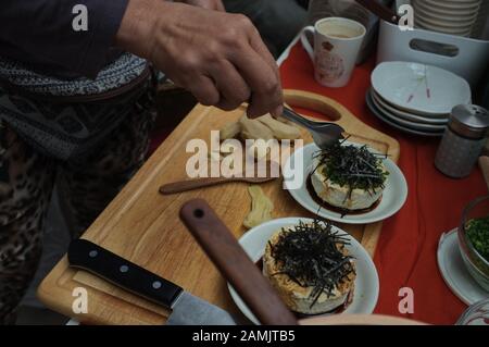 Frau, die Hausgemachte Agedashi Tofu mit Sojasoße kocht Stockfoto