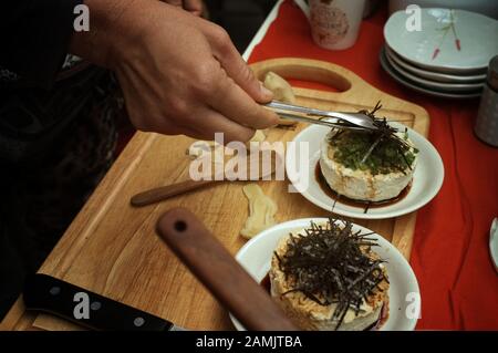 Frau, die Hausgemachte Agedashi Tofu mit Sojasoße kocht Stockfoto