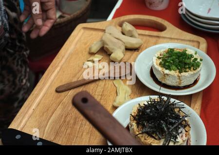 Frau, die Hausgemachte Agedashi Tofu mit Sojasoße kocht Stockfoto