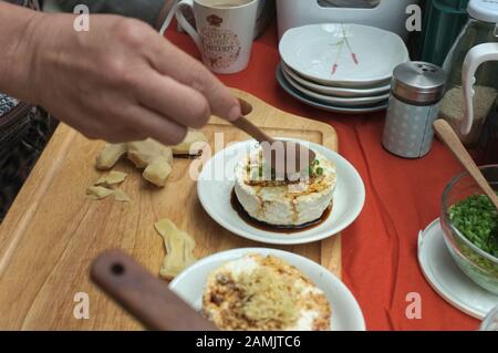 Frau, die Hausgemachte Agedashi Tofu mit Sojasoße kocht Stockfoto