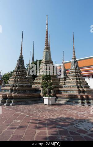 Wat Po ist eine buddhistische Tempelanlage. Sein Name bezieht sich auf den Bodhi-Baum, von dem angenommen wird, dass Buddha Erleuchtung erlangt hat. Stockfoto