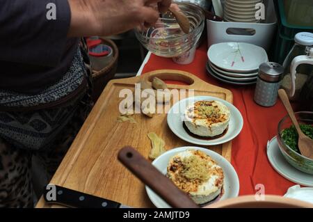 Frau, die Hausgemachte Agedashi Tofu mit Sojasoße kocht Stockfoto