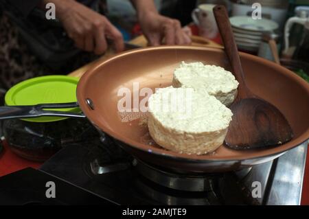 Frau, die Hausgemachte Agedashi Tofu mit Sojasoße kocht Stockfoto