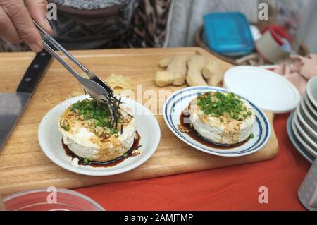 Frau, die Hausgemachte Agedashi Tofu mit Sojasoße kocht Stockfoto