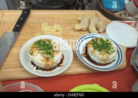 Frau, die Hausgemachte Agedashi Tofu mit Sojasoße kocht Stockfoto