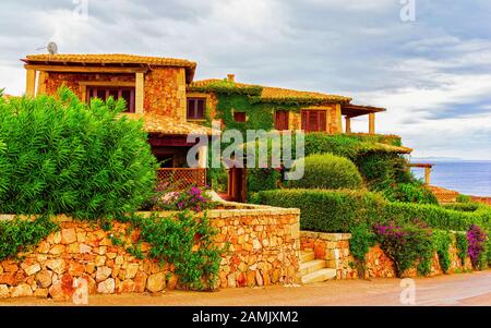 Häuser im Capo Coda Cavallo San Teodoro Olbia auf Sardinien Reflex Stockfoto