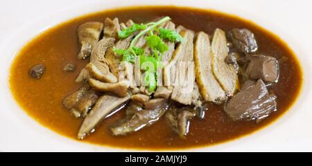Selektiv Fokussierte chinesische Traditionelle Küche, Geschmorte Gans in Lou Mei Sauce (Master Stock). Asiatische Orientalische Küche, die in Chinatown häufig zu finden ist. Delicac Stockfoto