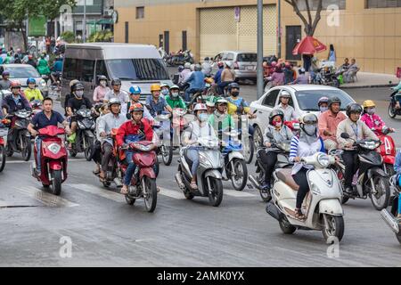 Ho Chi Minh, Vietnam - 23. Januar 2018: Ho Chi Minh Straßenverkehr. Die meisten Motorräder fahren entlang der Straße. Stadt der Motorräder Stockfoto