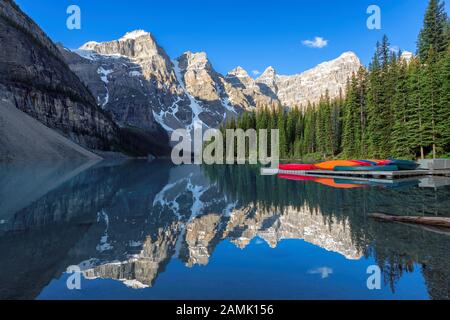 Wunderschöner Sonnenaufgang am Moraine Lake, Kanada. Stockfoto