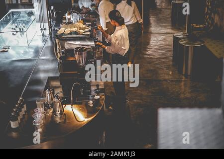 Inneneinrichtung Café Kaffee-Inneneinrichtung Kaffeemaschine für die Zubereitung von Kaffee im Café Coffee Shop Stockfoto