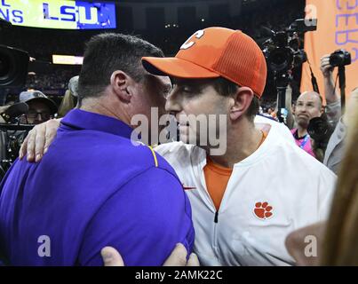 New Orleans, Vereinigte Staaten. Januar 2020. LSU-Cheftrainer Ed Orgeron und Clemson Cheftrainer Dabo Swinney (R) treffen nach dem College-Nationalmeisterschaftsspiel im Superdome in New Orleans, Louisiana am Montag, 13. Januar 2020. LSU schlug Clemson 42-35. Foto von Pat Benic/UPI Credit: UPI/Alamy Live News Stockfoto