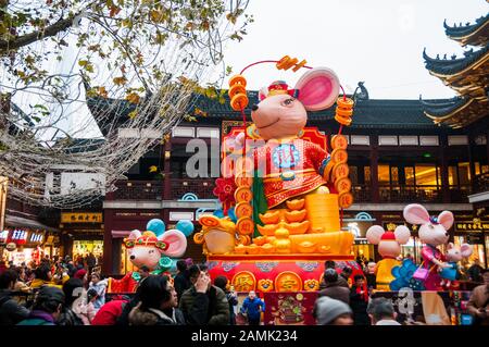 Dekorationen im Yu Gardens Bereich in Shanghai, die das Jahr 2020 des chinesischen Neujahrs der Ratte feiern. Stockfoto