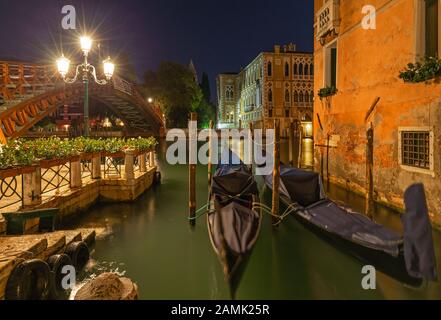 Geparkt Gondeln am Canale Grande in Venedig bei Nacht Stockfoto