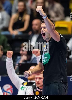 Trondheim, Norwegen. Januar 2020. Handball: Europameisterschaft, Lettland - Deutschland, Vorrunde, Gruppe C, 3. Spieltag. Bundestrainer Christian Prokop jubst. Kredit: Robert Michael / dpa-Zentralbild / dpa / Alamy Live News Stockfoto