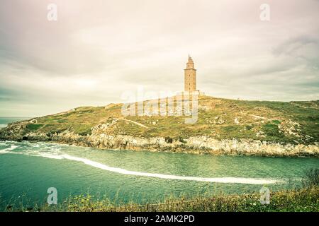 A Coruna, Spanien - 25. juli 2019: Der Turm des herkules in einer coruna ist der einzige römische Leuchtturm und der älteste funktionierende Leuchtturm der Welt. Spanien, ein Stockfoto