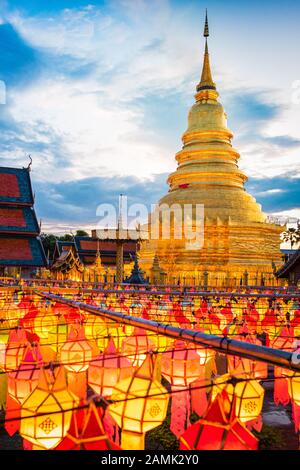 Schöne farbenfrohe Laternen im Yee Peng Lantern Festival im Wat Phra That Hariphunchai in Lamphun, Thailand. Stockfoto