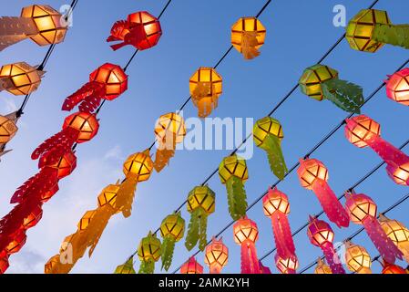 Schöne farbenfrohe Laternen im Yee Peng Lantern Festival im Wat Phra That Hariphunchai in Lamphun, Thailand. Stockfoto