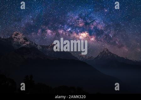 Naturlandschaftsansicht des Himalaya-Gebirges mit Weltraum milchiger Galaxie und Sternen am Nachthimmel Stockfoto