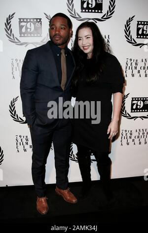 New YORK-JAN 6: Regisseur Ryan Coogler (L) und Nina Yang Bongiovi nehmen an den New York Film Critics Circle Awards im Edison Ballroom. Stockfoto