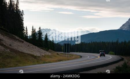 Fahren Sie auf dem Tran Canada Highway im Banff National Park, Canadian Rockies Stockfoto