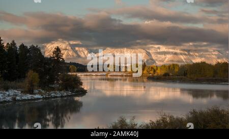 Herbstblick von Oxbow Bend, Snake River mit dem Spiegelbild von Mount Moran im Grand Teton National Park, USA Stockfoto