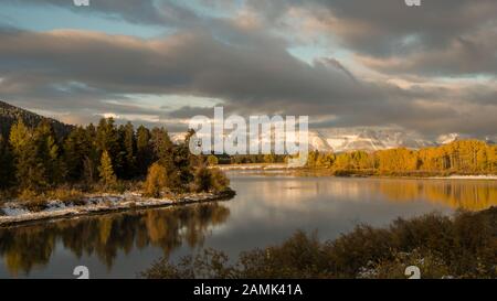 Herbstblick von Oxbow Bend, Snake River mit dem Spiegelbild von Mount Moran im Grand Teton National Park, USA Stockfoto