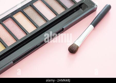 Augenschatten pallete setzen pastellbraune Farben und bürsten vor rosafarbenem Hintergrund, Nahaufnahme. Professionelle Werkzeuge für Make-up, Beauty-Salon, Kosmetik c Stockfoto