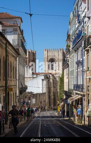 Touristen auf der Rua Augosto Rosa Straße und Blick auf die Se Kathedrale im Stadtteil Alfama in Lissabon, Portugal, an einem sonnigen Tag. Stockfoto