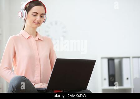 Porträt einer Frau, die Studenten, das Studium und das Hören von Musik online Stockfoto
