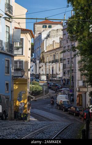 Alte Gebäude entlang der gepflasterten Rua Sao Tome Straße im Stadtteil Alfama in Lissabon, Portugal, an einem sonnigen Tag. Stockfoto